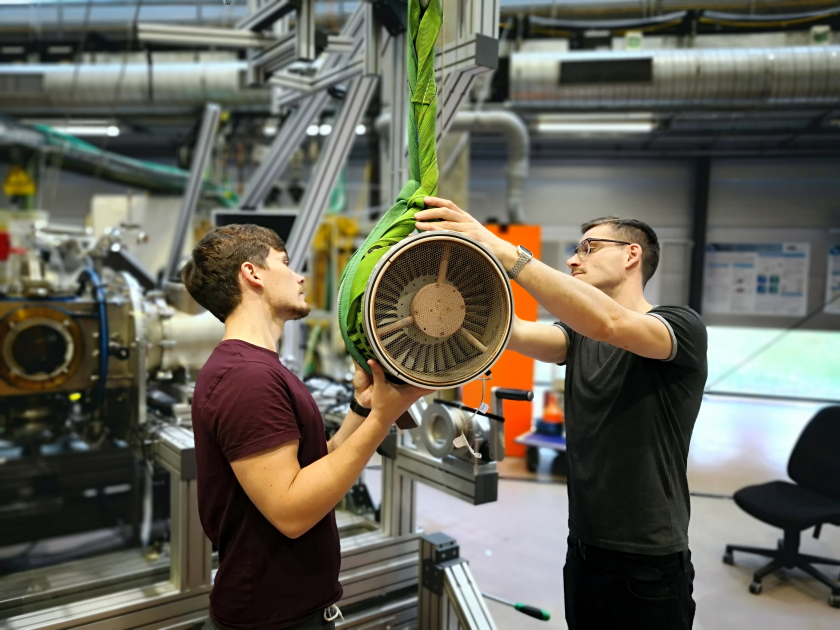 Maintenance of the turbomolecular pump at the SOL3 station - enlarged view