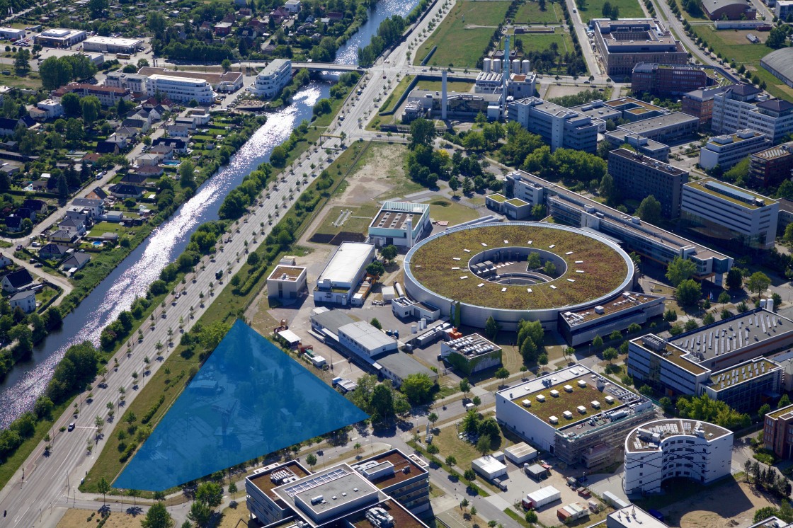 Luftbild: Das neue Büro- und Laborgebäude (blaue Fläche)  - vergrößerte Ansicht