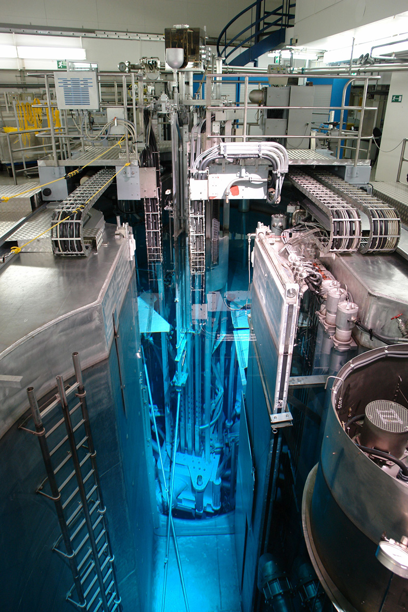 Blick ins Becken auf den Reaktorkern, charakteristisches blaues Leuchten