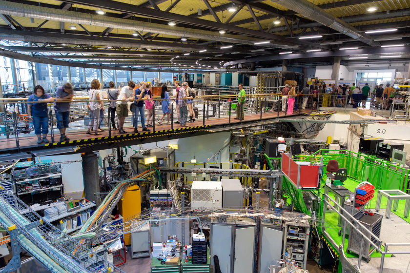 Das Bild zeigt Besucher auf der Lange Nacht der Wissenschaften 2018 am HZB Adlershof - vergrerte Ansicht