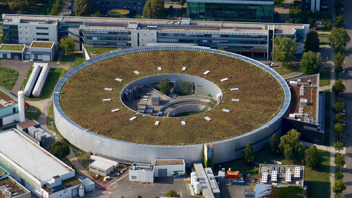 Bild von oben. Ein großes rundes Gebäude