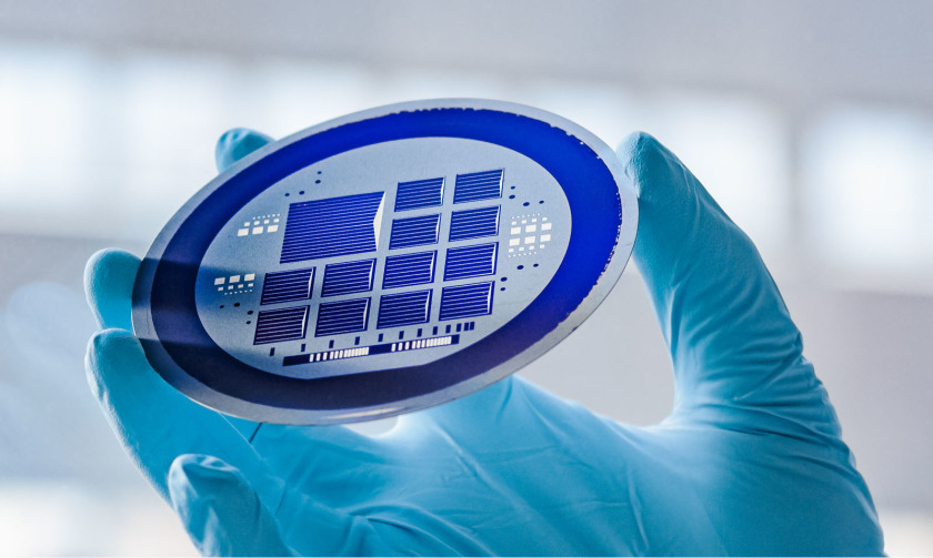 This shows a wafer with a sample cell. - enlarged view