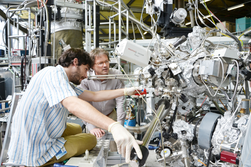 Quantum materials: The picture shows two researchers at BESSY II - enlarged view