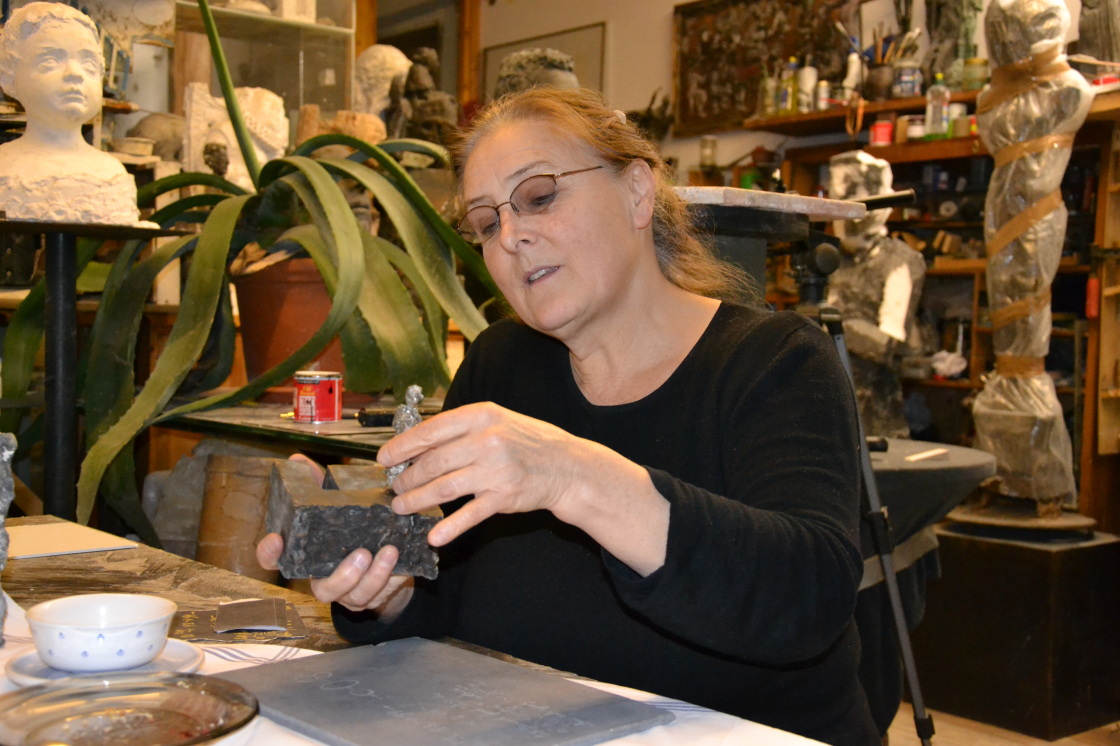 Anna Franziska Schwarzbach in ihrem Atelie