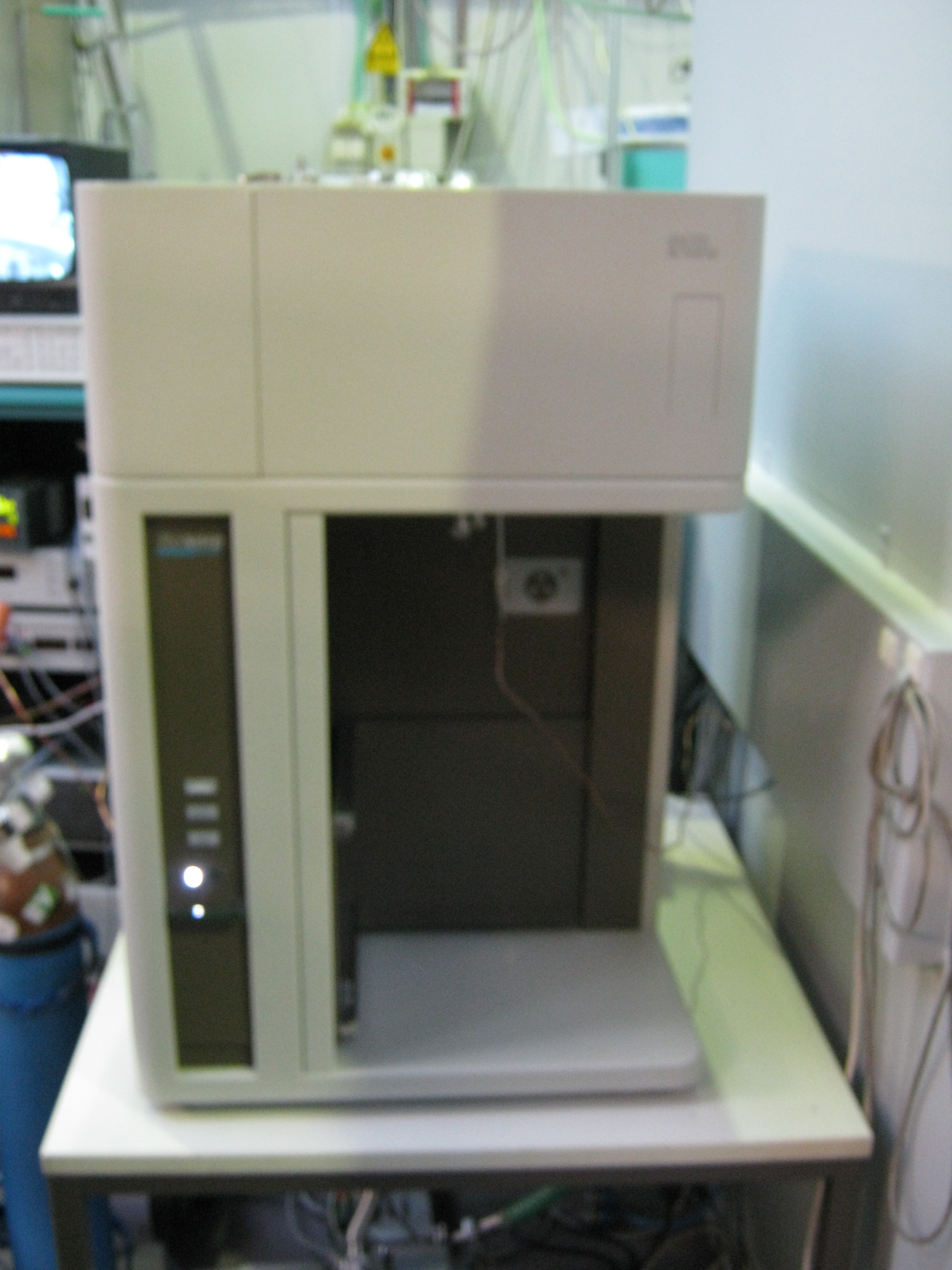 BELSORP-MAX volumetric gas dosing system at KMC-2 beamline