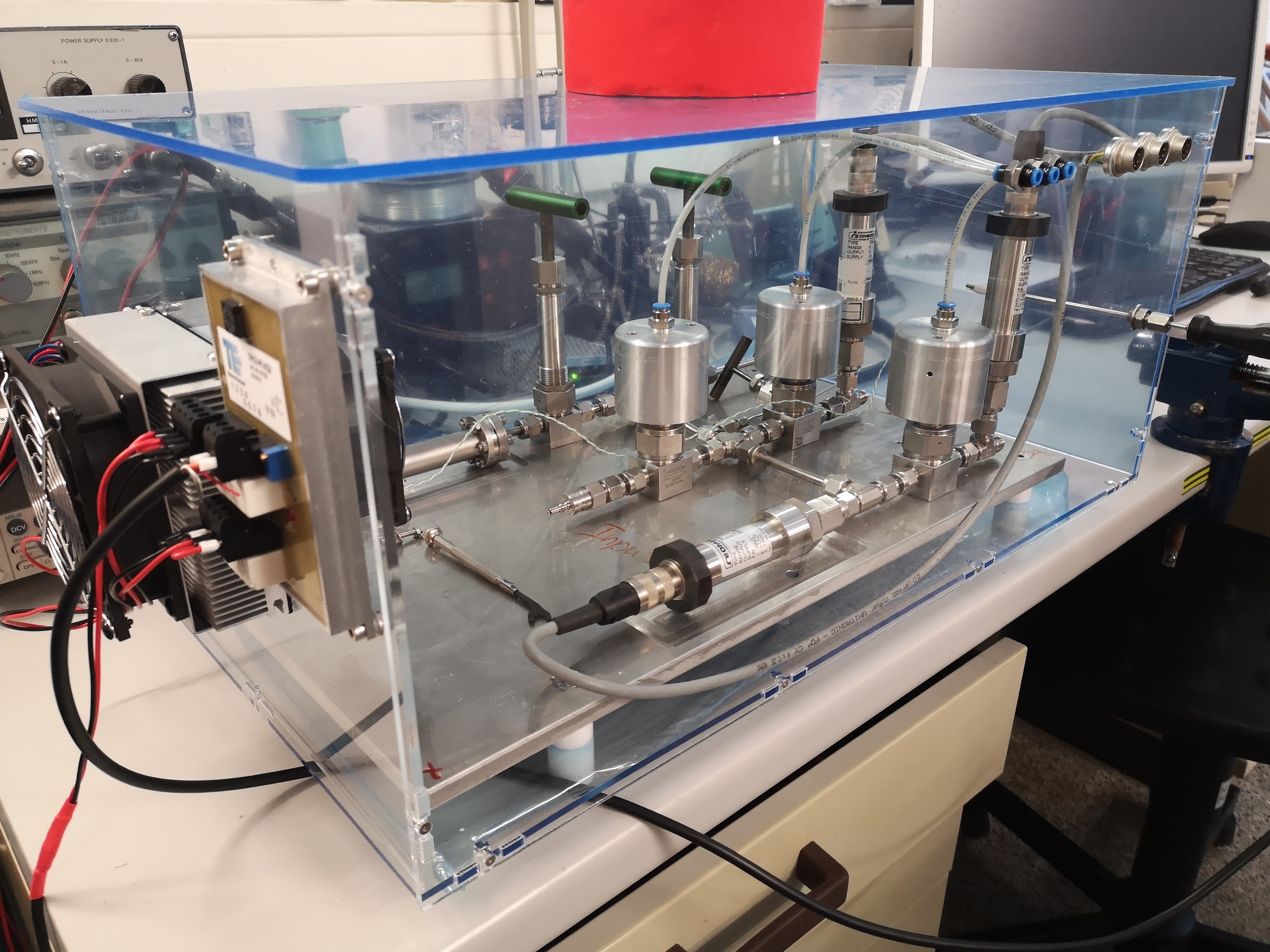 High pressure gas dosing system in thermalized housing.