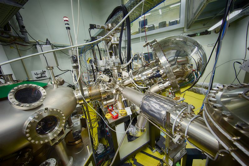 Hemispherical electron analyser of the SISSY I endstation at the EMIL beamline. © Volker Mai /HZB