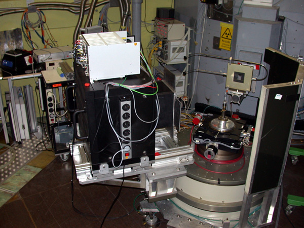 E4 mit Vanadium Probe am Irrelec Tisch. Links ist 2D Detektor mit Elektronik.