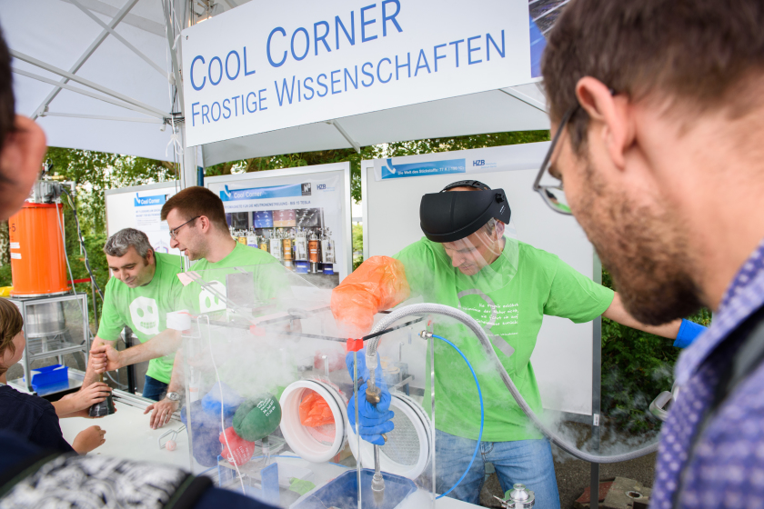 Mitmachen ist an den St&auml;nden der Wissenschaftsstra&szlig;e ausdr&uuml;cklich erw&uuml;nscht.