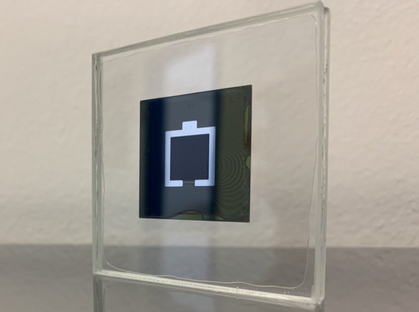 The tandem solar cell was realized on a typical laboratory scale of one square centimeter. However, scaling up is possible.