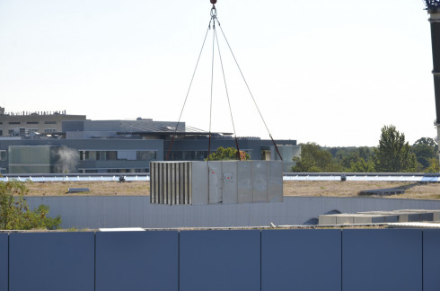 ...and floats towards the BESSY II courtyard, over the green roof.