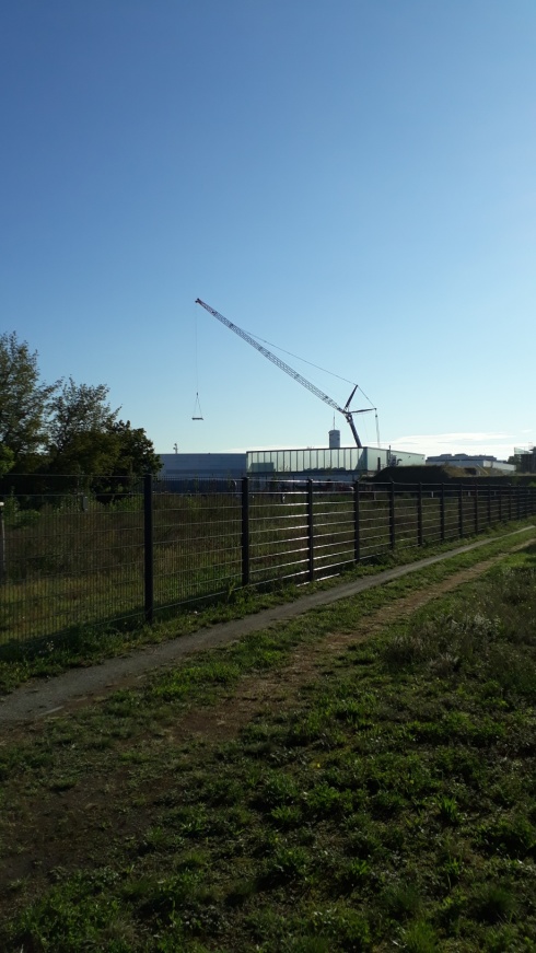 Even from the Ruska Ufer it can not be overlooked: there is something happening at BESSY II. Such a voluminous crane is used at HZB for the first time.