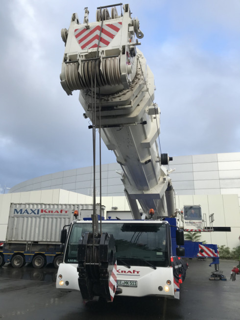 Der Kran wird unmittelbar vor der LKW-Schleuse der Speicherringhalle aufgebaut.