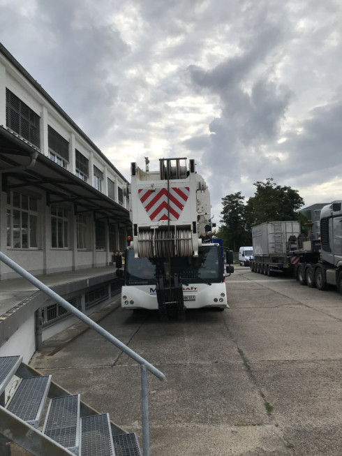 Mittwoch 2. September in der Fr&uuml;h, der Sattelschlepper mit Kran kommt auf dem HZB Gel&auml;nde an. Graue Wolken &uuml;ber Adlershof, doch das hindert nicht das Team den Kran aufzubauen.