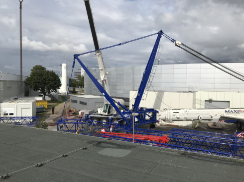 The puzzle begins, the swivel arm (blue) is over 90m long.