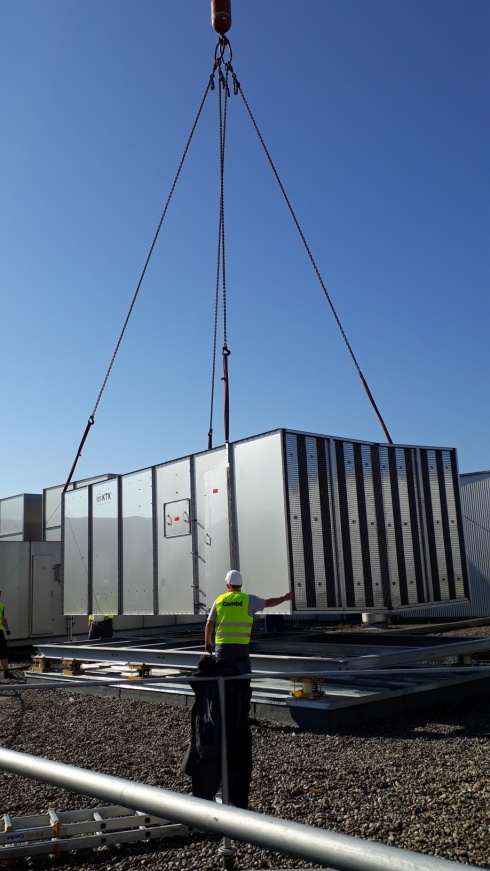 The installation team is already waiting there, now the precision work continues. Around 10:15 a.m. the cooling tower is in its designated place.