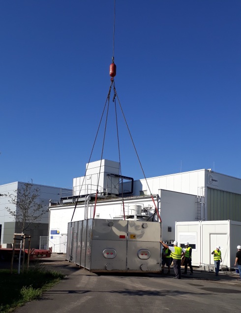 </p> <p>After a few final touches, the time has come: around 9:30 am the cooling tower is lifted into the air.