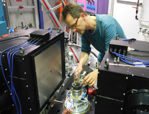 Perovskite materials: Neutrons show twinning in halide perovskites