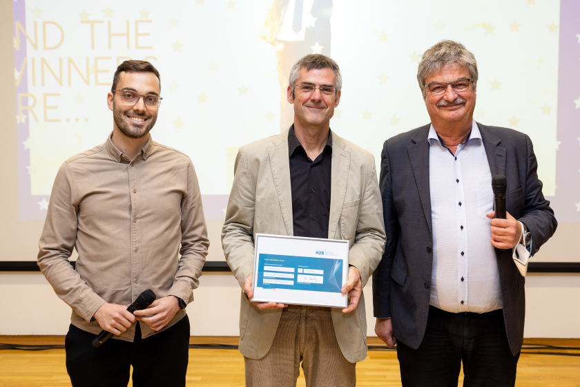 The winners of the Peter Wohlfart Prize: Lukas Kegelmann and Thomas Unold (from left) with Maximilian Fleischer, speaker of the industry council.