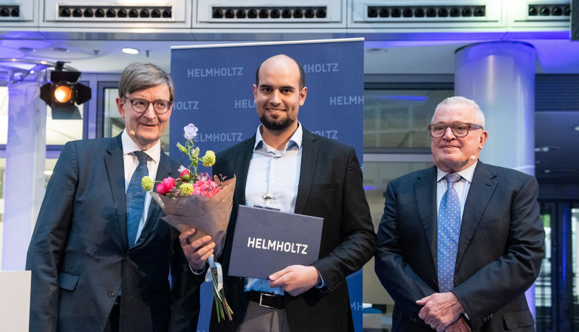 Die Preisverleihnung fand am 28. April 2022 im Rahmen der Helmholtz Fr&uuml;hjahrstagung in Berlin statt. (v.l.n.r. Pr&auml;sident der Helmholtz-Gemeinschaft Otmar D. Wiestler, Preistr&auml;ger Amran Al-Ashouri und Thomas Sattelberger, Staatssekret&auml;r im BMBF)