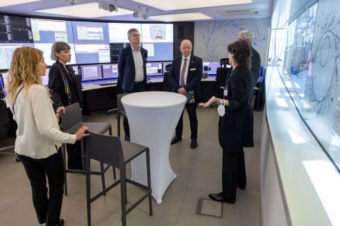In the control room, BESSY II facility spokesperson Antje Vollmer explained to the guests how the light source works.&nbsp;