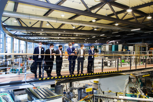 A highlight of the visit is the tour of the BESSY II experimental hall. Here, the Deputy Prime Minister (3rd from left) discovers the endstations of the X-ray source with the Scientific Director Bernd Rech (4th left).