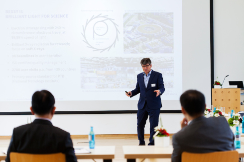 At the beginning of the visit, Bernd Rech introduces the Helmholtz Association and HZB's research as well in Adlershof as in Wannsee.