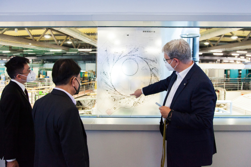 The Deputy Prime Minister follows Andreas Jankowiak's presentations with great interest. In the control room of BESSY II, the accelerator expert introduces the guests to how the light source works.