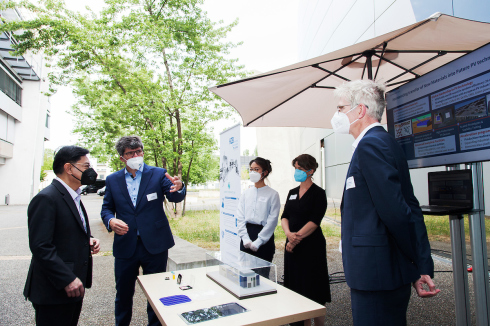 Bei strahlender Sonne hat sich die Delegation &nbsp;&uuml;ber neue Technologien im Bereich Photovoltaik und Solarzellen informiert.