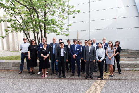 A group picture with the delegation and all those involved from the HZB. <br>Thank you very much for your visit, Heng Swee Keat!