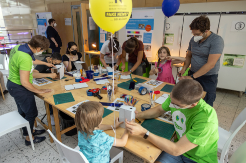 Im Sch&uuml;lerlabor konnten sich die Kinder eigene Spektrometer basteln und damit unterschiedliche Lichtquellen analysieren.