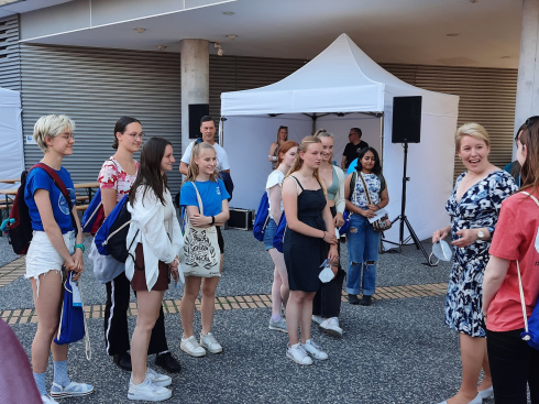 Auf ihrer VIP-Tour durch den Campus Adlershof ist die M&auml;dchengruppe auch der Berliner B&uuml;rgermeisterin Franziska Giffey begegnet.