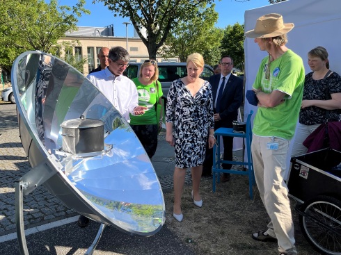 Der Solarkocher war ein Blickfang, hier wurden bis zum Abend Kartoffeln gekocht. Auch Berlins B&uuml;rgermeisterin Franziska Giffey legte hier einen kurzen Zwischenstopp ein.&nbsp;