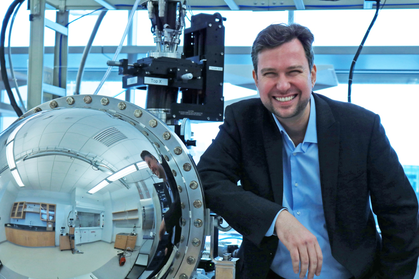 Alexander Gray (here in his lab at Temple University, Philadelphia, USA) will strengthen his collaboration with the team of Florian Kronast at BESSY II.