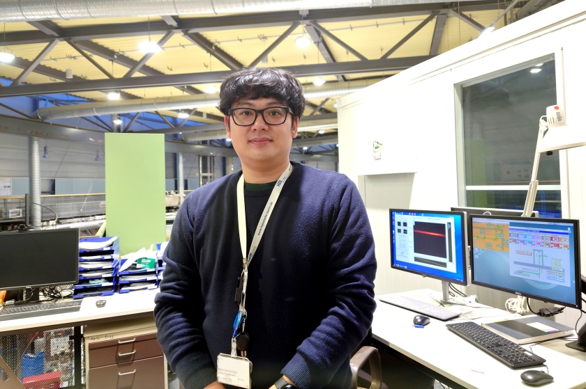 Dr. Ji-Gwang Hwang auf der neuen Strahldiagnostik-Plattform bei BESSY II. Er folgt nun einem Ruf auf eine Professur an der Gangneung-Wonju National University in S&uuml;dkorea.