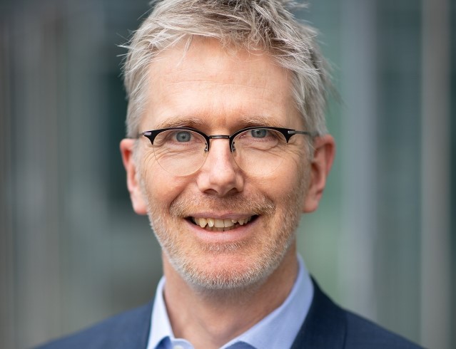Rutger Schlatmann leitet das Kompetenz-Zentrum Photovoltaik am HZB und lehrt an der Hochschule f&uuml;r Technik und Wirtschaft. Seit Oktober 2022 ist er Vorsitzender der Europ&auml;ischen Technologie- und Innovationsplattform f&uuml;r Photovoltaik (ETIP PV).