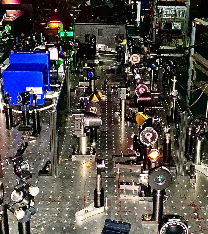 Im Femtosekundenlabor werden alle Proben sowohl mit einer Terahertz-Methode (OPTP) als auch mit Mikrowellenspektroskopie (TRMC) untersucht, beide Messmethoden liefern zun&auml;chst Informationen &uuml;ber die Mobilit&auml;t und Lebensdauer der Ladungstr&auml;ger in Metalloxiden- allerdings auf unterschiedlichen Zeitskalen.