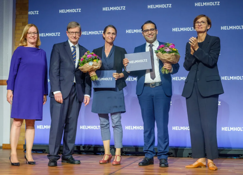 Eva Unger (3. v.l., Helmholtz-Zentrum Berlin) und Michael Saliba (4. v.l., Forschungszentrum J&uuml;lich) nehmen stellvertretend f&uuml;r ihr Forschungsteam den ersten Helmholtz High Impact Award von Helmholtz-Pr&auml;sident Otmar D.Wiestler (2. v.l.), Bundesforschungsministerin Bettina Stark-Watzinger (5. v.l.) und Laudatorin Carla Seidel (1. v.l., BASF) entgegen.