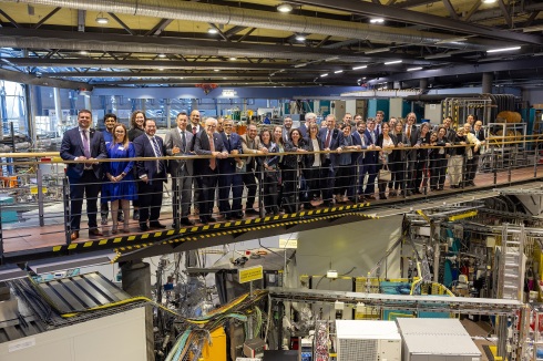 Das traditionelle Bild auf der Br&uuml;cke in der Experimentierhalle von BESSY II mit den politischen Vertreter*innen&nbsp; aus Chile und dem HZB-Team.