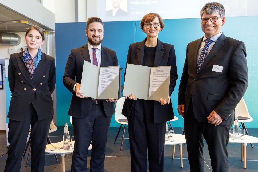 Bernd Rech (rechts) &uuml;berreichte im Namen der Allianz der deutschen Wissenschaftsorganisationen das Dokument "Forschung und Entwicklung f&uuml;r einen nachhaltigen Wiederaufbau: Key Recommendations and Intended Actions" an Bettina Stark Watzinger, Bundesministerin f&uuml;r Bildung und Wissenschaft (rechts) und Yevhen Kudriavets, Erster Stellvertretender Minister f&uuml;r Bildung und Wissenschaft der Ukraine (links).<br>Links Milena Komar, Direktorin der Kyiv School of Energy Policy.