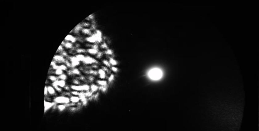 Auf dem Bildschirm ist der &bdquo;Beweis&ldquo; zu sehen: Der kleine Fleck ist der Elektronenstrahl. Die &bdquo;gro&szlig;e Wolke&ldquo; links davon entsteht durch die Reflektion des Laserstrahls von der Photokathode.