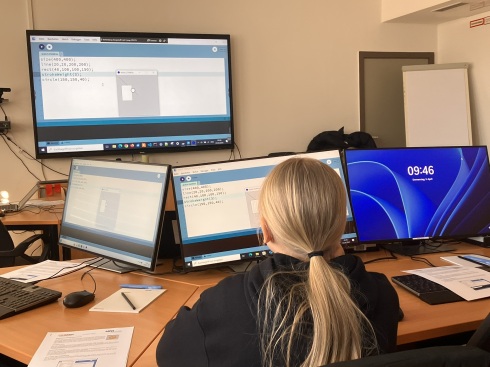 IT-Workshop, in dem M&auml;dchen das Programmieren erlernen.