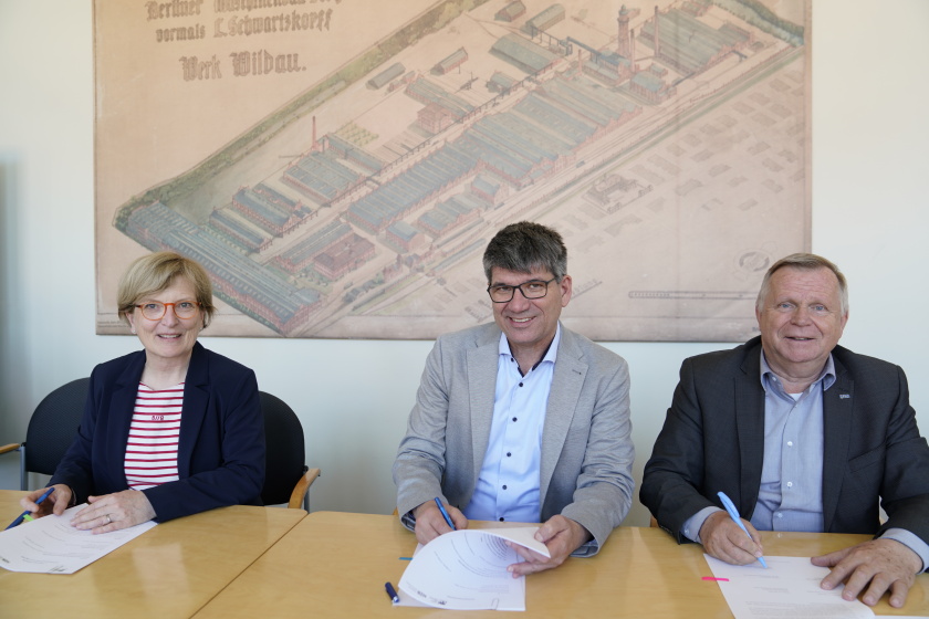 Unterzeichnung des Kooperationsvertrags der TH Wildau, vertreten durch die Pr&auml;sidentin Prof. Dr. Ulrike Tippe, und des Helmholtz-Zentrum Berlin f&uuml;r Materialien und Energie, vertreten durch den wissenschaftlichen Gesch&auml;ftsf&uuml;hrer Prof. Dr. Bernd Rech (Mitte) und den kaufm&auml;nnischen Gesch&auml;ftsf&uuml;hrer Thomas Frederking.