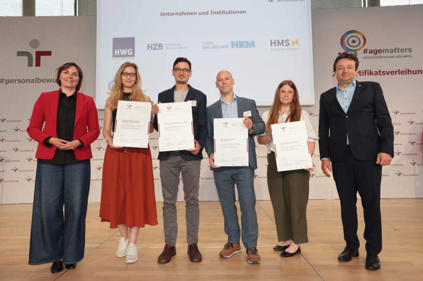 Mareike Wulf (1.v.l.), Parlamentarische Staatssekret&auml;rin im Bundesministerium f&uuml;r Bildung, Familie, Senioren, Frauen und Jugend, &uuml;bergab Anja Seehrich aus dem HZB (2.v.l.) offiziell das Zertifikat f&uuml;r seine familienfreundliche Personalpolitik.