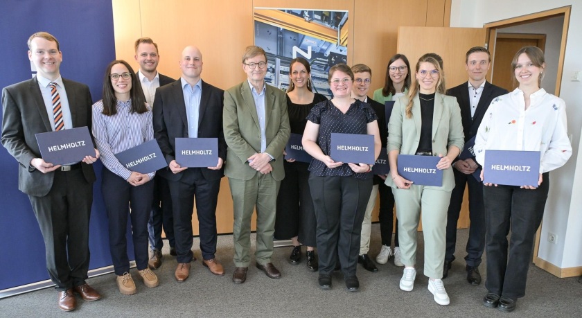 Der Helmholtz-Pr&auml;sident im Kreise der Promotionspreistr&auml;ger:innen (v.l.n.r.): Marvin Carl May, Clara V&aacute;zquez Garc&iacute;a, Stephan Hilpmann, Lars Grundh&ouml;fer, Otmar D. Wiestler, Laura Helleckes, Monica Keszler, Benedikt Wagner, Hanna Trzesniowski, Celia Dobersalske, Tim Ziegler und Vanessa Stenvers.