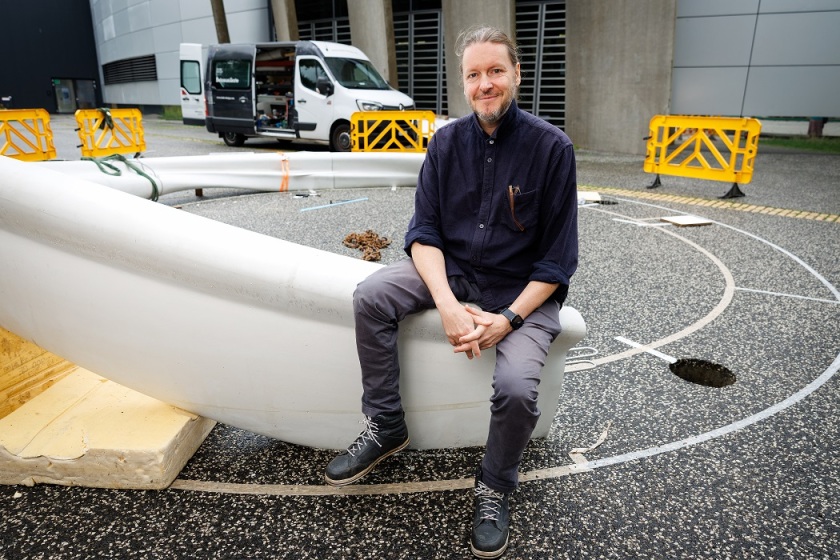 THe artist Peter Sandhaus was present in Adlershof during the installation and lend a hand.