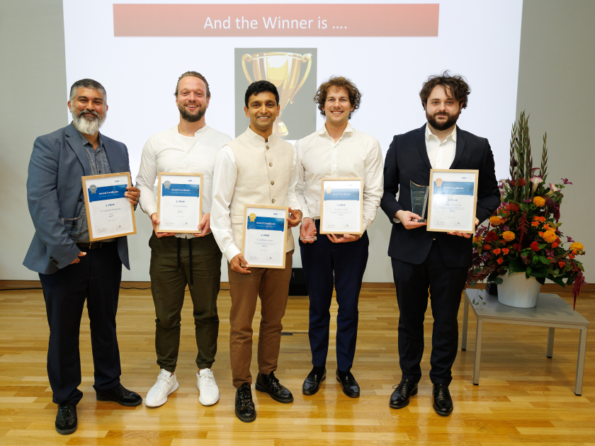 Herzlichen Gl&uuml;ckwunsch an die Gewinnerteams:&nbsp;</p>
<p>Erster Platz: Siddhartha Garud und Kevin J. Prince (3. und 4. von links)</p>
<p>Zweiter Platz: Prashanth W. Menezes und Carsten Walter (1. und 2. von links)</p>
<p>Dritter Platz: Michele Segantini (rechts)