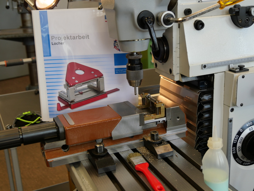 Ein kniffliges Ausbildungsprojekt: Fertigung eines B&uuml;rolochers.