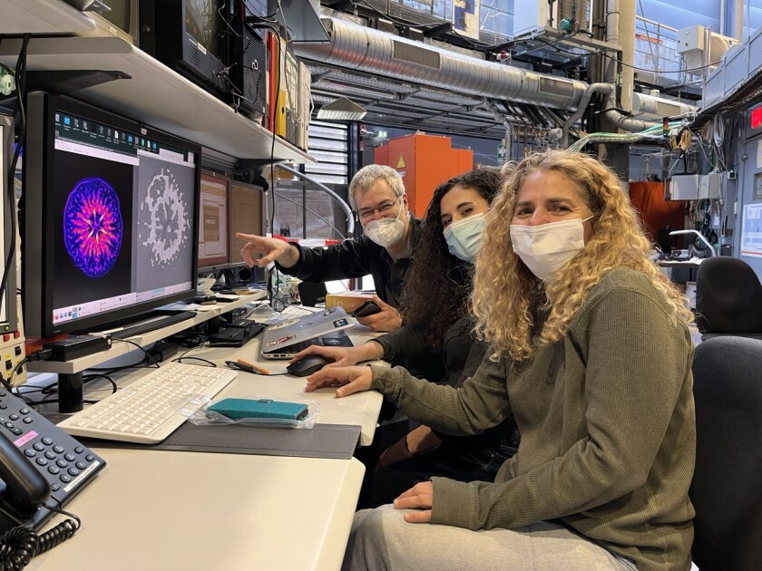 Paul Zaslansky, Federica Scucchia und Tali Mass (v.l.n.r.) w&auml;hrend der Strahlzeit an BESSY II.