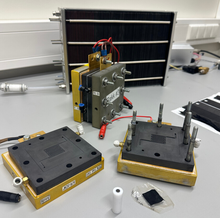 Efficiency and selectivity of the reactions in an Anion Exchange Membrane Fuel Cell can be increased by the complex pore structure of the Fe-N-C-electrocatalyst.</p>
<p>